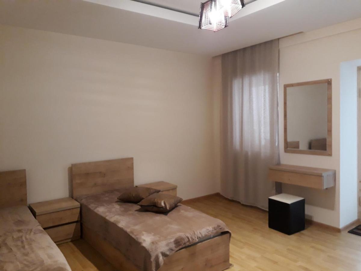 2 Bedroom Apartment In Chugureti Tbilisi Exterior foto